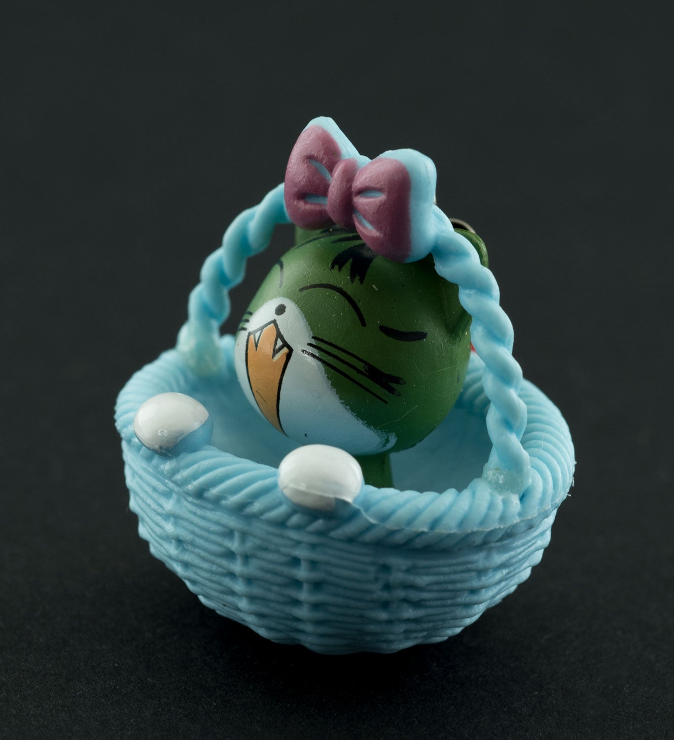 Charm Chat Gris Vert Olive dans son Panier Bleu – Accessoire Kawaii Japonais