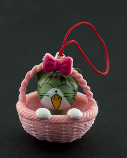 Charm Chat Gris dans son Panier Rose – Accessoire Kawaii Japonais
