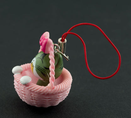 Charm Chat Gris dans son Panier Rose – Accessoire Kawaii Japonais