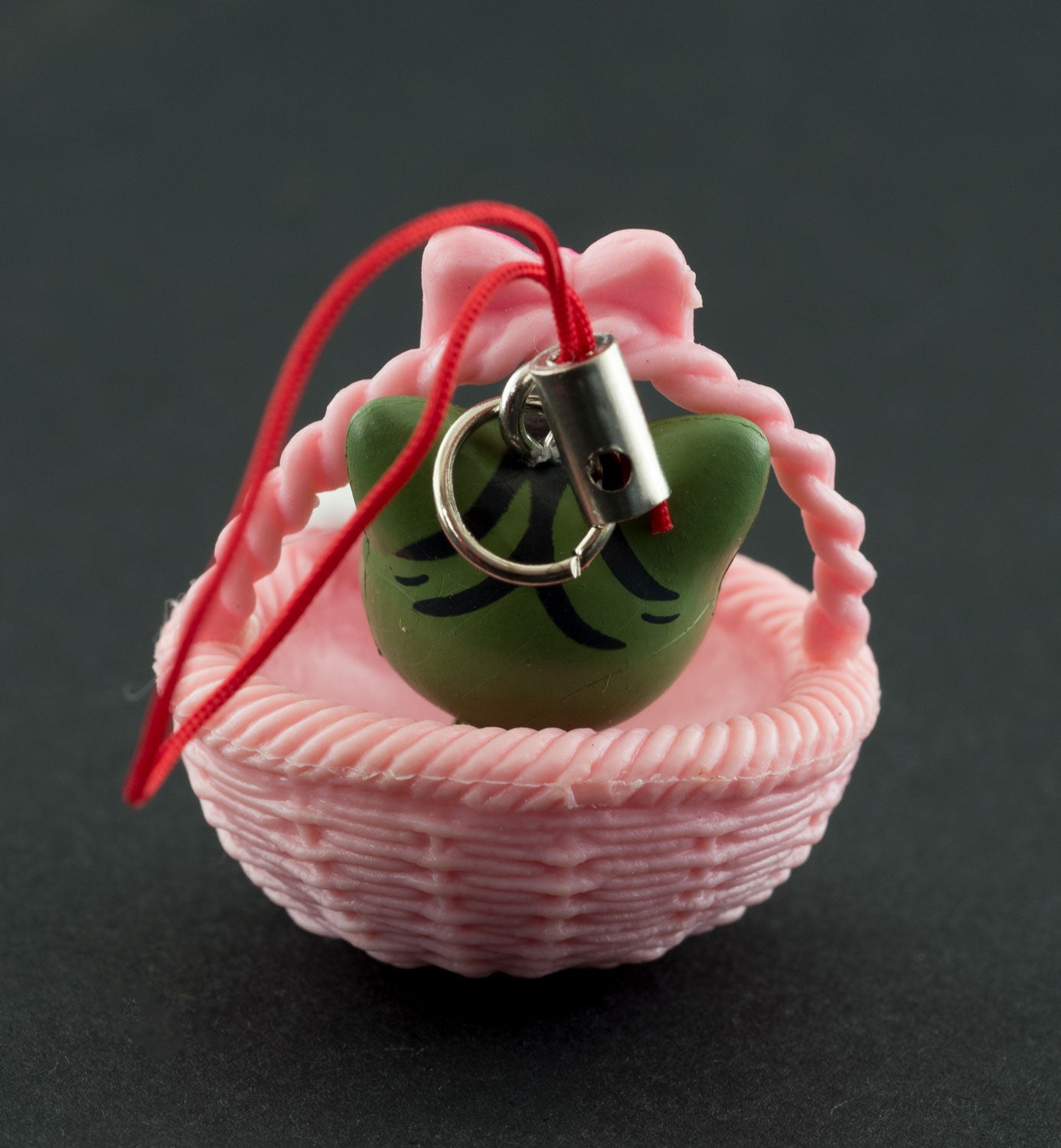 Charm Chat Gris dans son Panier Rose – Accessoire Kawaii Japonais