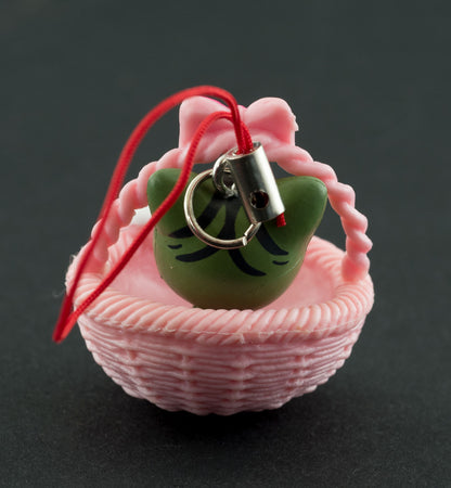 Charm Chat Gris dans son Panier Rose – Accessoire Kawaii Japonais