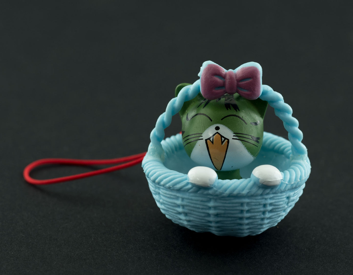 Charm Chat Gris Vert Olive dans son Panier Bleu – Accessoire Kawaii Japonais