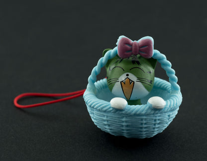 Charm Chat Gris Vert Olive dans son Panier Bleu – Accessoire Kawaii Japonais