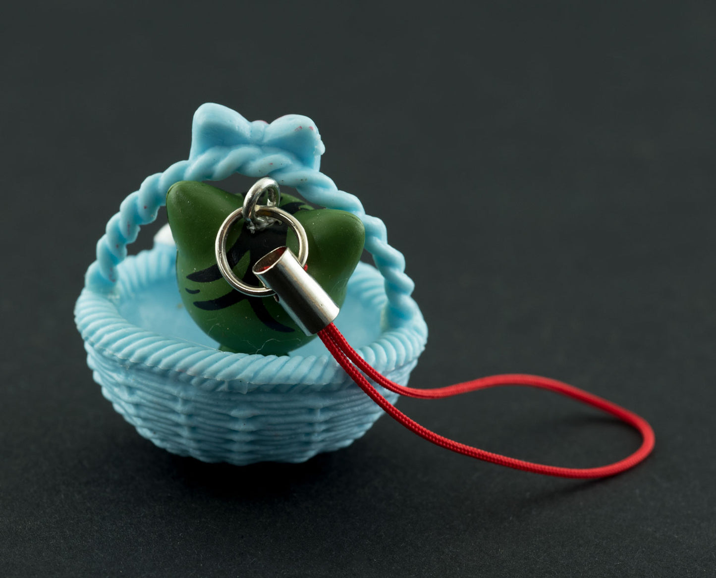 Charm Chat Gris Vert Olive dans son Panier Bleu – Accessoire Kawaii Japonais