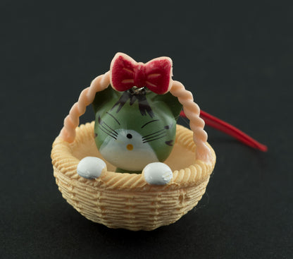 Charm Chat Gris dans son Panier – Accessoire Kawaii Japonais