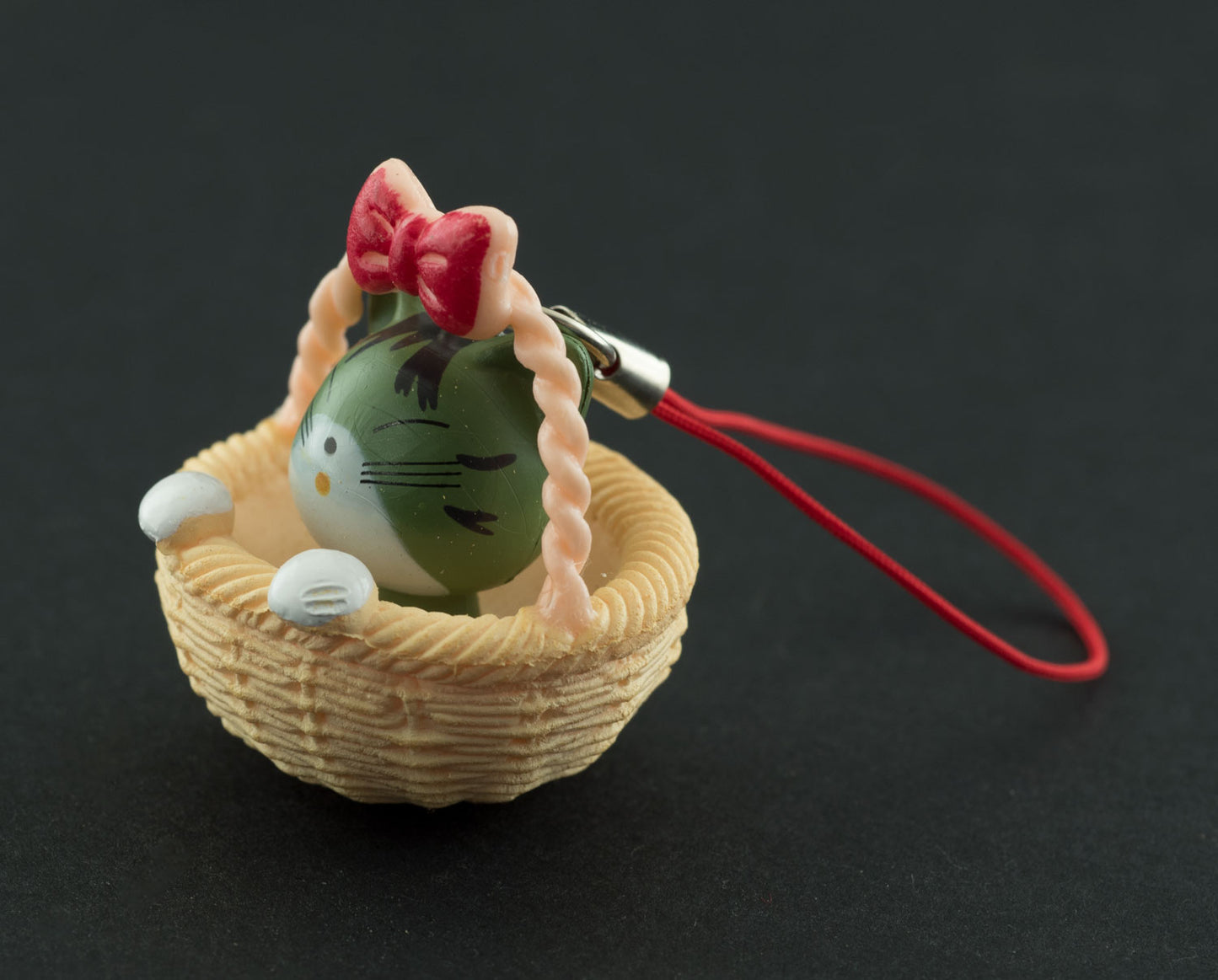 Charm Chat Gris dans son Panier – Accessoire Kawaii Japonais