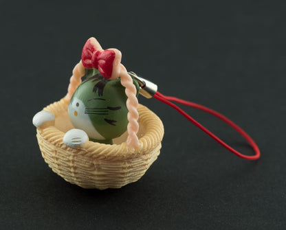 Charm Chat Gris dans son Panier – Accessoire Kawaii Japonais