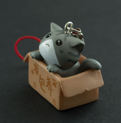 Charm Chat Gris dans son Carton – Accessoire Kawaii Japonais