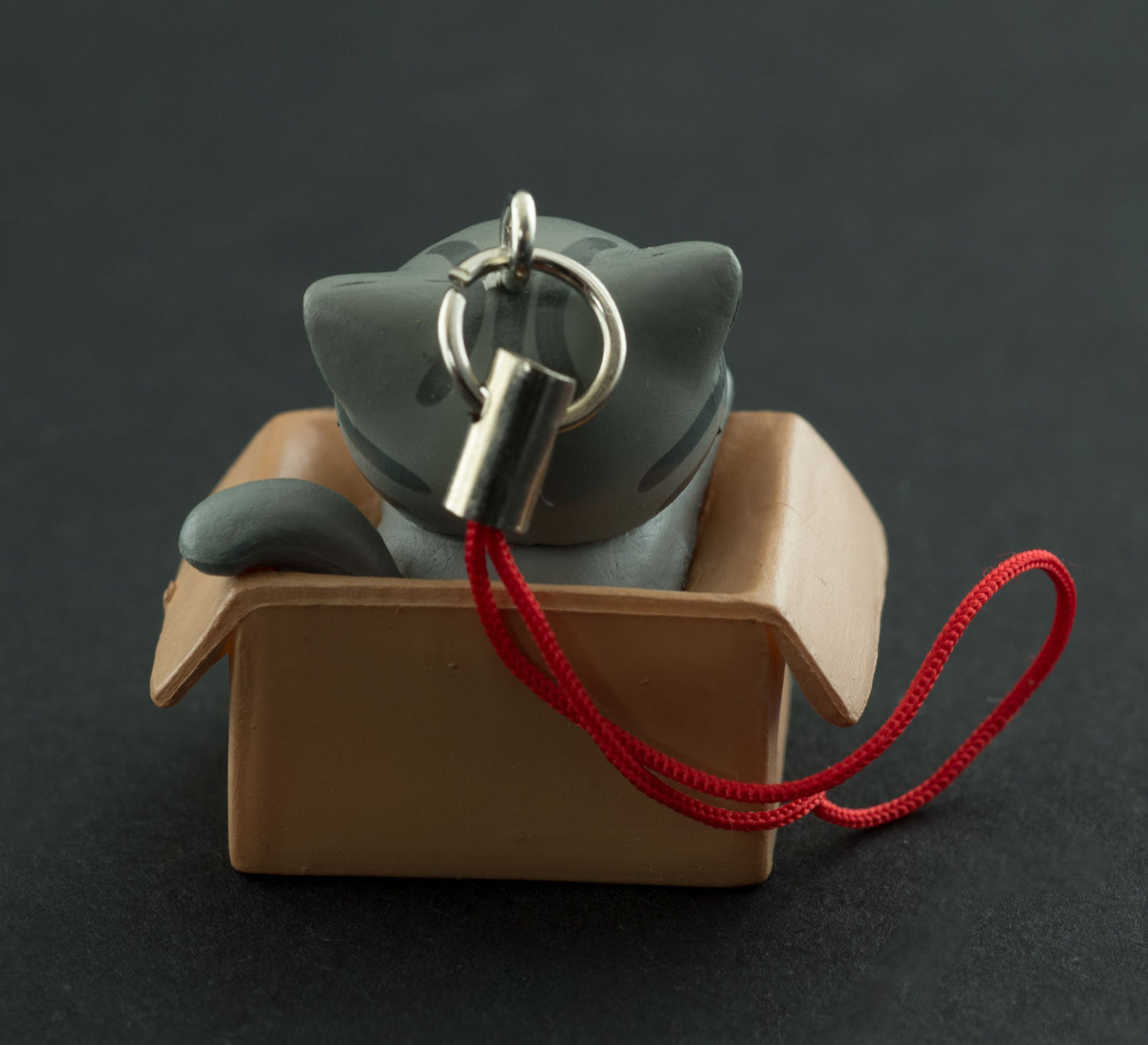 Charm Chat Gris dans son Carton – Accessoire Kawaii Japonais