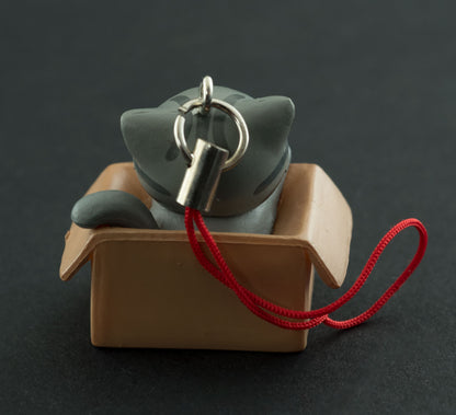 Charm Chat Gris dans son Carton – Accessoire Kawaii Japonais