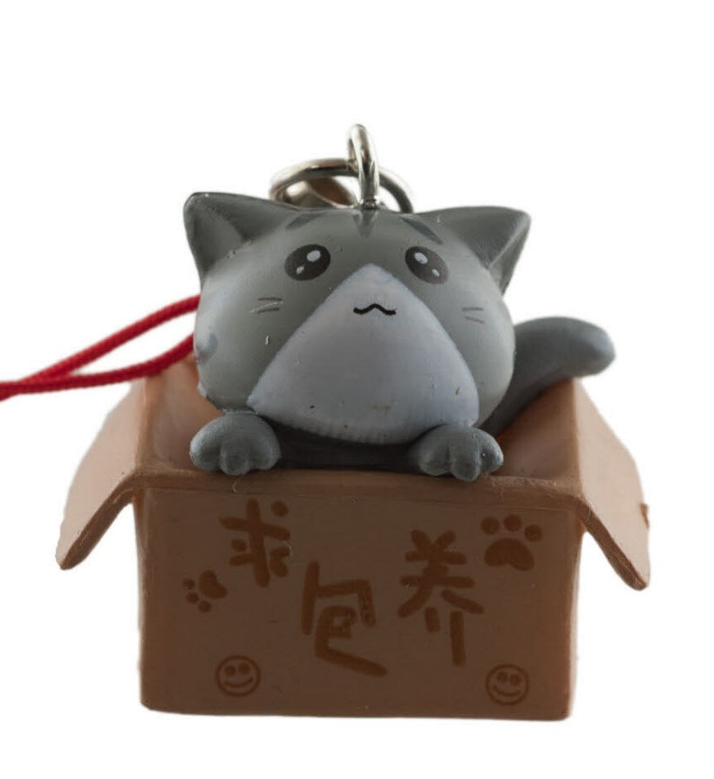 Charm Chat Gris dans son Carton – Accessoire Kawaii Japonais