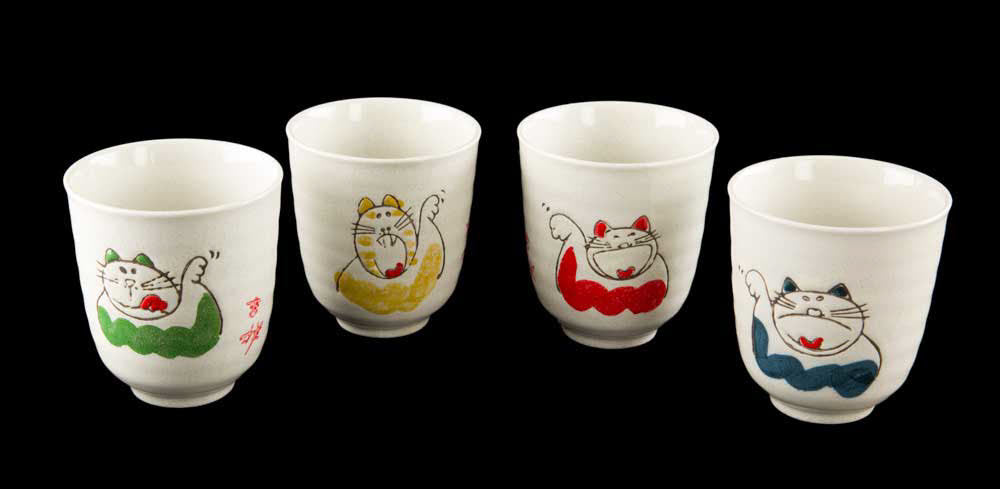 Set de 4 Tasses Japonaises Maneki Neko en Céramique – Édition Limitée