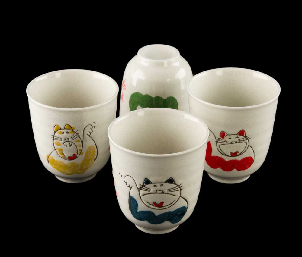 Set de 4 Tasses Japonaises Maneki Neko en Céramique – Édition Limitée
