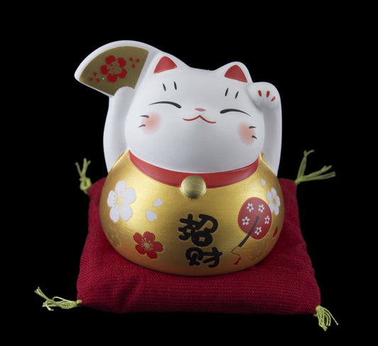 Figurine Chat Japonais Maneki-neko Doré avec Éventail – Série Limitée 7,9 cm