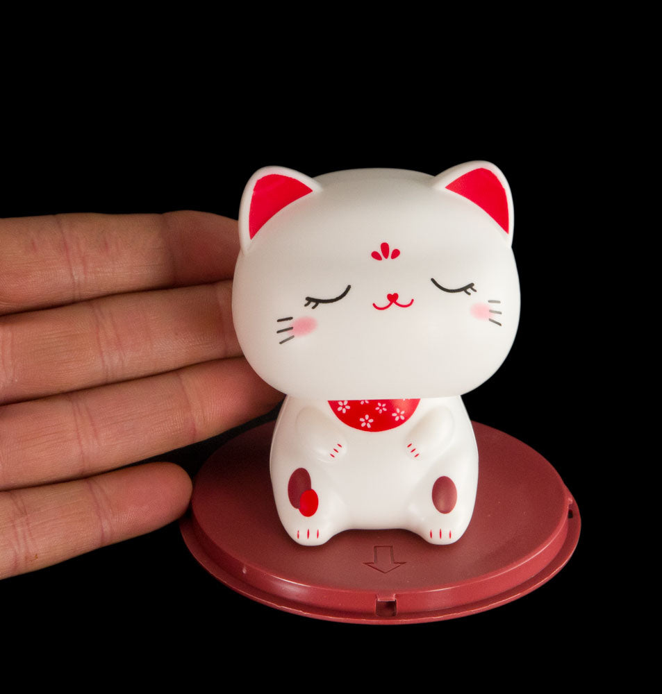 Chat Chinois Solaire Maneki Neko Blanc Yeux Fermés  – Figurine à Tête Animée