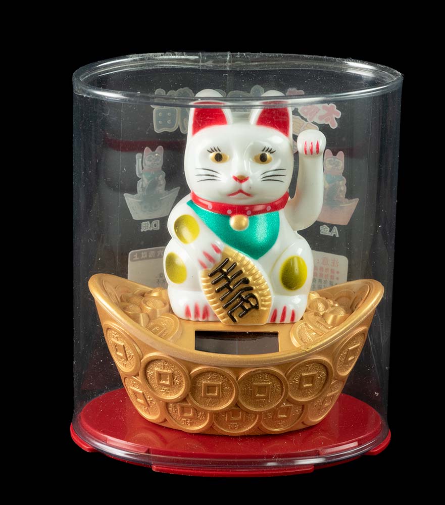 Chat Japonais Maneki Neko Solaire sur Lingot d'Or – Figurine Décorative Animée