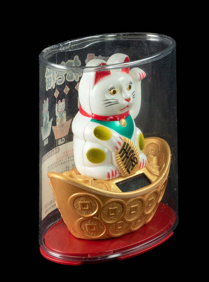 Chat Japonais Maneki Neko Solaire sur Lingot d'Or – Figurine Décorative Animée