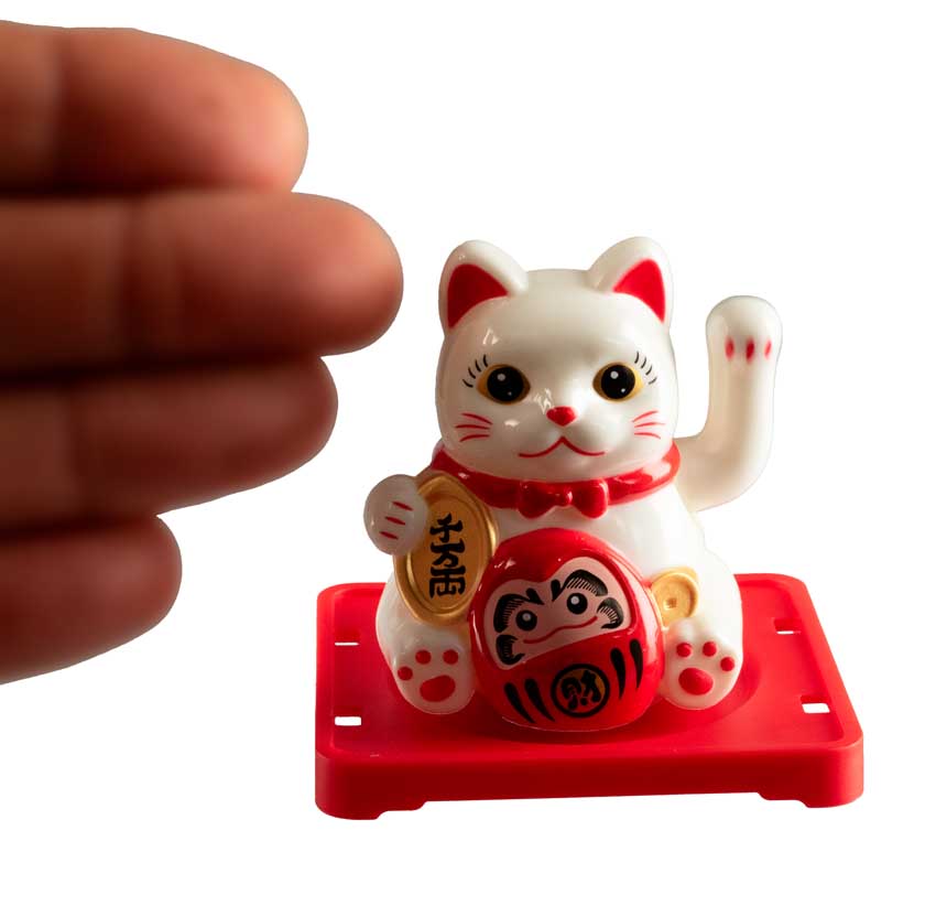 Chat Japonais Maneki Neko Blanc avec Daruma  – Figurine Solaire Animée