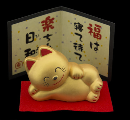 Chat Japonais Maneki-neko Allongé Doré – Feng Shui Relaxation 6 cm