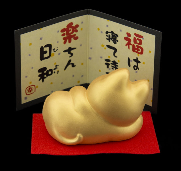 Chat Japonais Maneki-neko Allongé Doré – Feng Shui Relaxation 6 cm