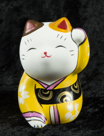Figurine Chat Japonais Bobtail Maneki-Neko Kimono Jaune en Polyrésine – Décoration Kawaii 6,5 cm