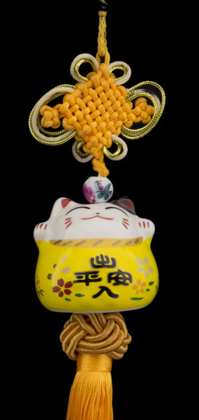 Suspension Décorative Maneki Neko Jaune en Céramique avec Nœud Chinois - Talisman Japonais