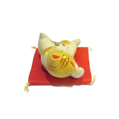 Figurine Chat Japonais Maneki-neko Bobtail Blanc et Roux – Câlin sur le Dos 8,4 cm