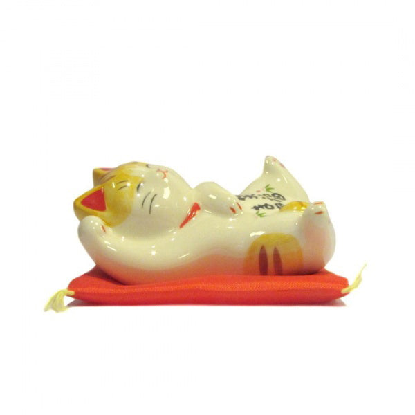 Figurine Chat Japonais Maneki-neko Bobtail Blanc et Roux – Câlin sur le Dos 8,4 cm