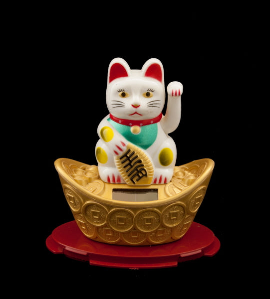 Chat Japonais Maneki Neko Solaire sur Lingot d'Or – Figurine Décorative Animée