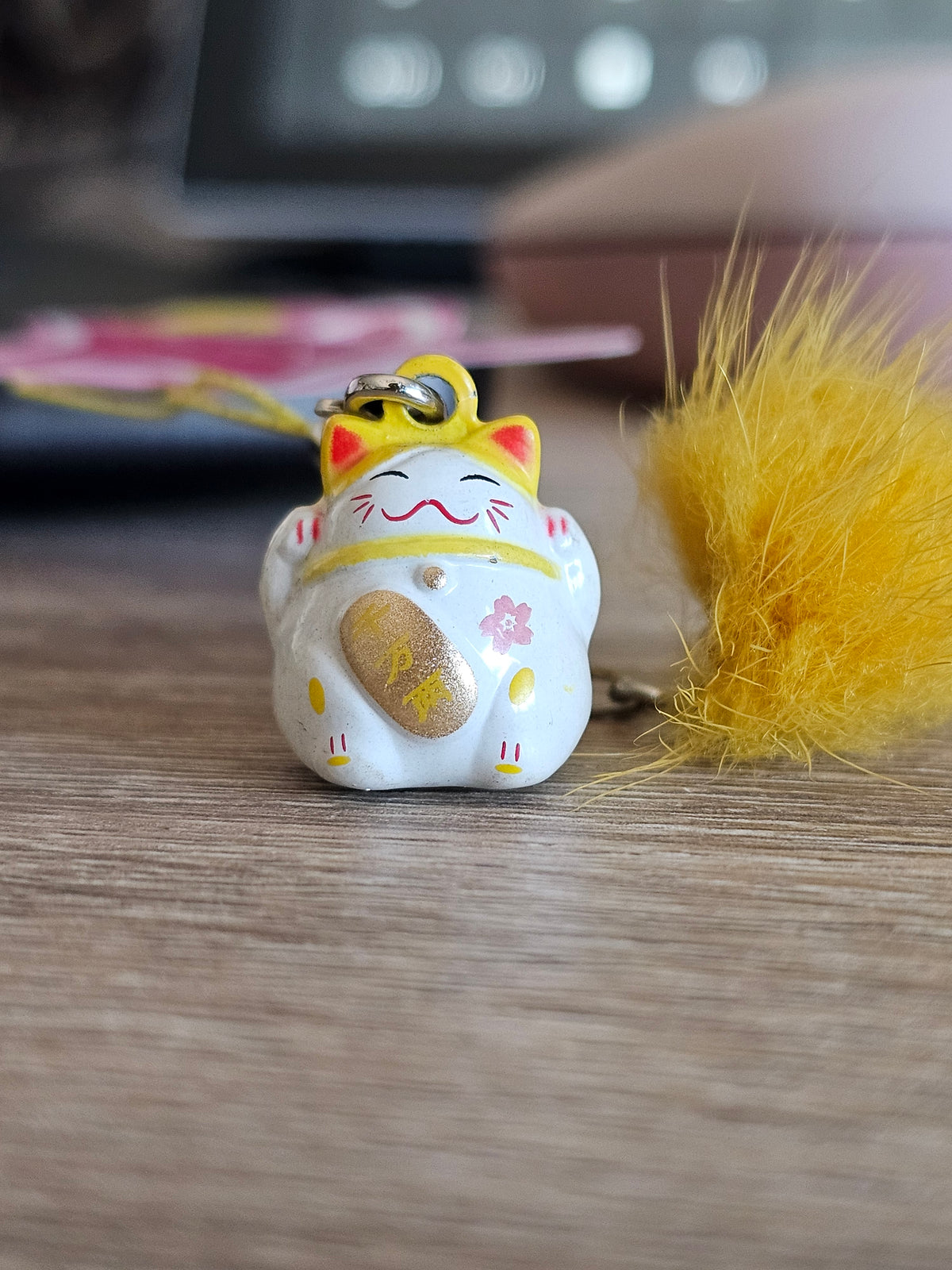 Charm Maneki Neko jaune japonais en métal – porte-bonheur